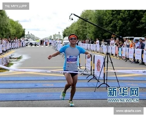 中俄跨境大桥上的奋力奔跑 选手与边防战士击掌瞬间定格友谊与合作 中俄跨境大桥上的奋力奔跑 选手与边防战士击掌瞬间定格友谊与合作